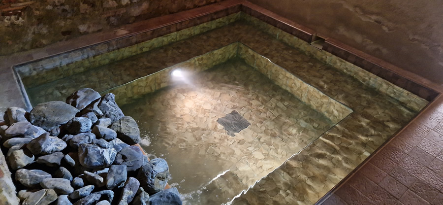 Piccola piscina coperta e riscaldata per due